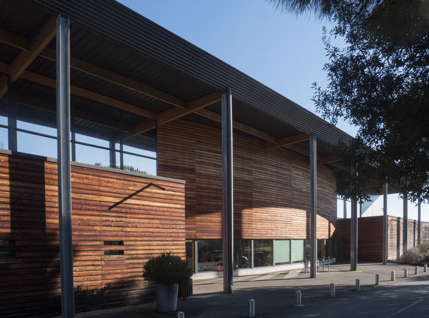 atelier Coq agence architecture architecte Sarlat Dordogne réalisation sport Complexe sportif sarlat 2006 2022 façade 2 psg