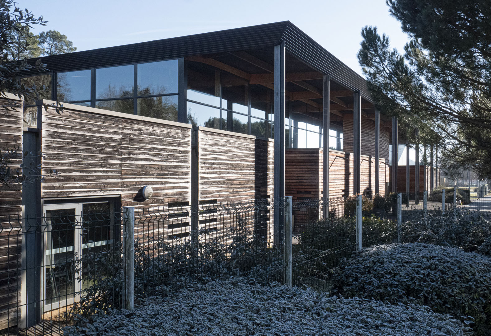 atelier Coq agence architecture architecte Sarlat Dordogne réalisation sport Complexe sportif sarlat 2006 2022 façade psg