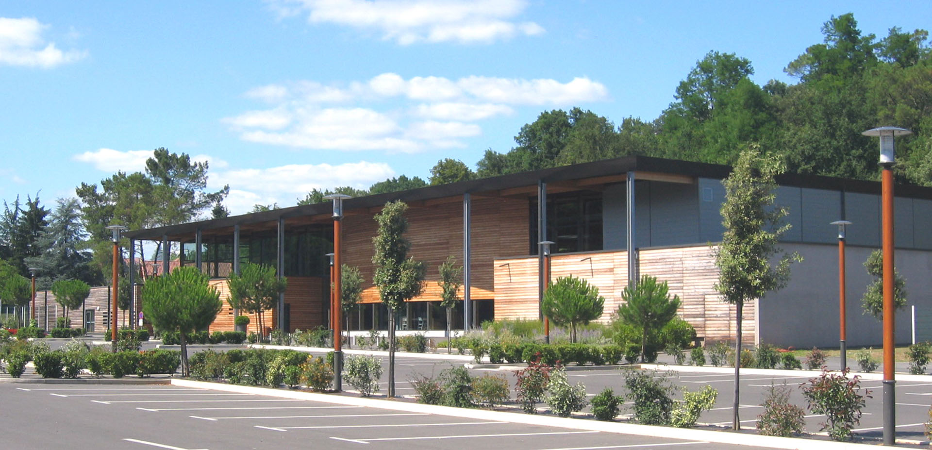 atelier Coq agence architecture architecte Sarlat Dordogne réalisation sport Complexe sportif sarlat 2006 Insertion book façade avant psg